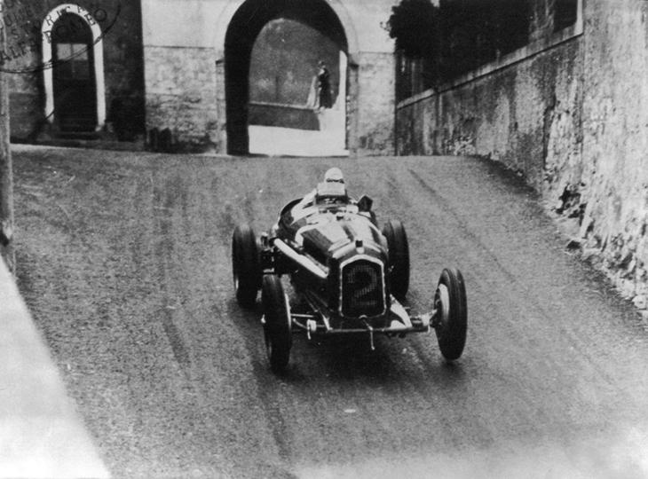 A PASSAGE OF NUVOLARI ON TIPO B P3 AT THE BERGAMO CIRCUIT 1ST IN THE 